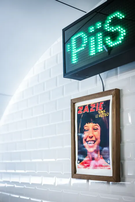 店内のネオンサインとポスター