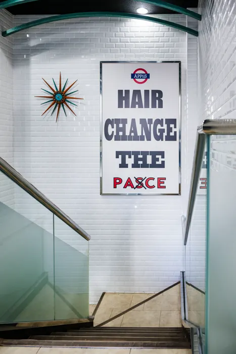 階段のサイン「HAIR CHANGE THE PA×CE」